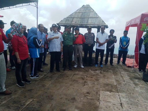 One Tree , One Love In Bandungan" Dalam rangka Hari Tanam Sedunia